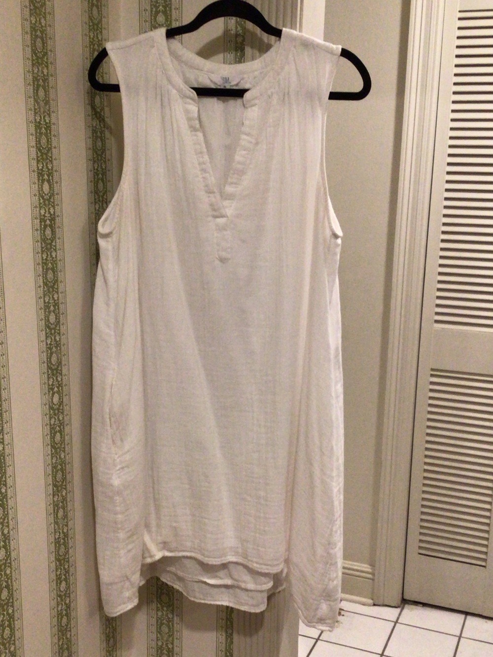 Time and Tru White Sleeveless Split-V Tunic